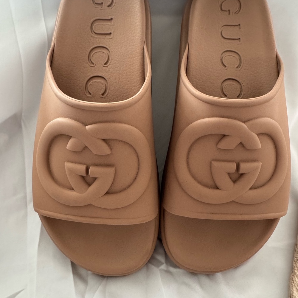 Gucci Women's Beige Slide Sandals, Size 40, GREAT condition!